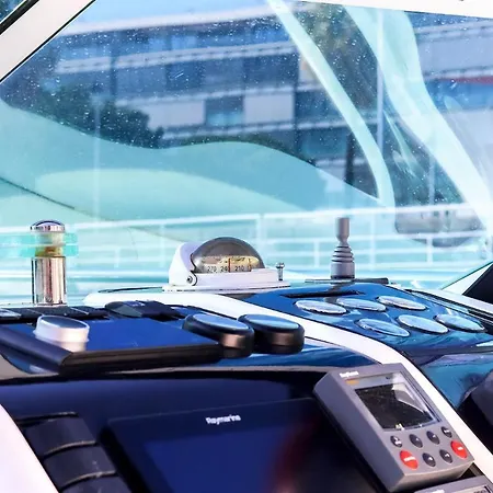 Botel Lifestyle Yacht By Homing Lissabon