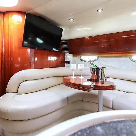 Botel Lifestyle Yacht By Homing Lissabon